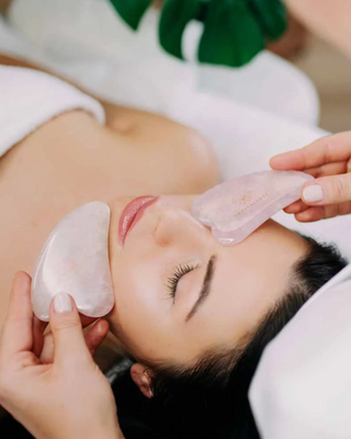 Plaque de massage du visage gua sha en quartz rose, pierre d'amour Crystallove