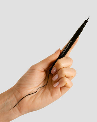Eye-liner stylo Nutridome à pointe fine et précise, aux pigments naturels