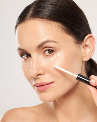 Anti-cernes couvrant Nutridome à la vitamine C pour les imperfections des peaux très claires