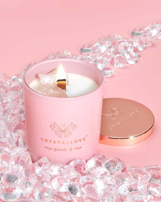 Bougie de soja au quartz rose et à la rose dans un récipient en verre Crystallove