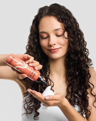 Mousse coiffante Wave me up de Twisty pour cheveux bouclés - fixe les boucles sans les alourdir - 2