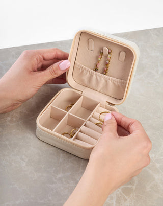 Petite boîte à bijoux avec compartiments, rouleaux et crochets, crème Mys_1 - 2