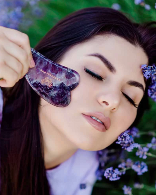 Plaque de massage du visage gua sha à base d'améthyste, pierre de l'harmonie et de la détente Crystallove - 2