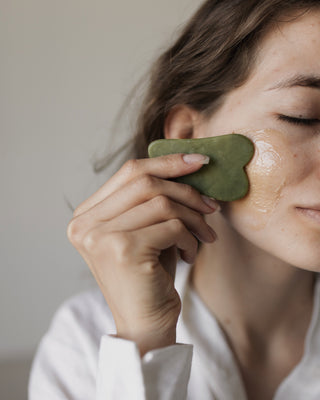 Plaque de massage Gua sha en jade dans un sac en coton recyclé Polemika - 2