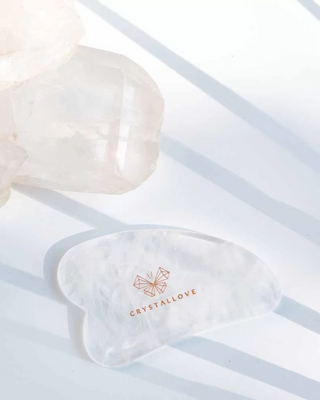 Plaque de massage du visage gua sha en cristal de montagne aux propriétés purifiantes Crystallove - 2