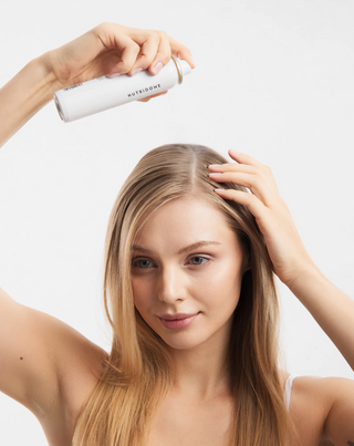 Shampoing sec Nutridome pour cheveux foncés redonne de la fraîcheur et du volume - 2