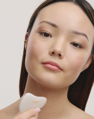 Pierre de massage du visage gua sha en jade blanc pour la réduction des gonflements et le raffermissement Uddo - 4