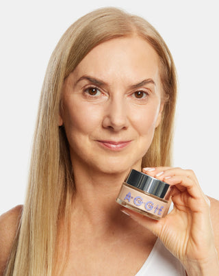 La crème éclaircissante Aggie pour les peaux sèches réduit les rougeurs et donne un effet glow. - 3