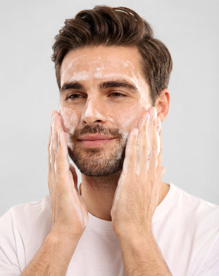 Gel nettoyant pour le visage aux postbiotiques et au panthénol pour nettoyer et soigner la barbe Monolith - 3